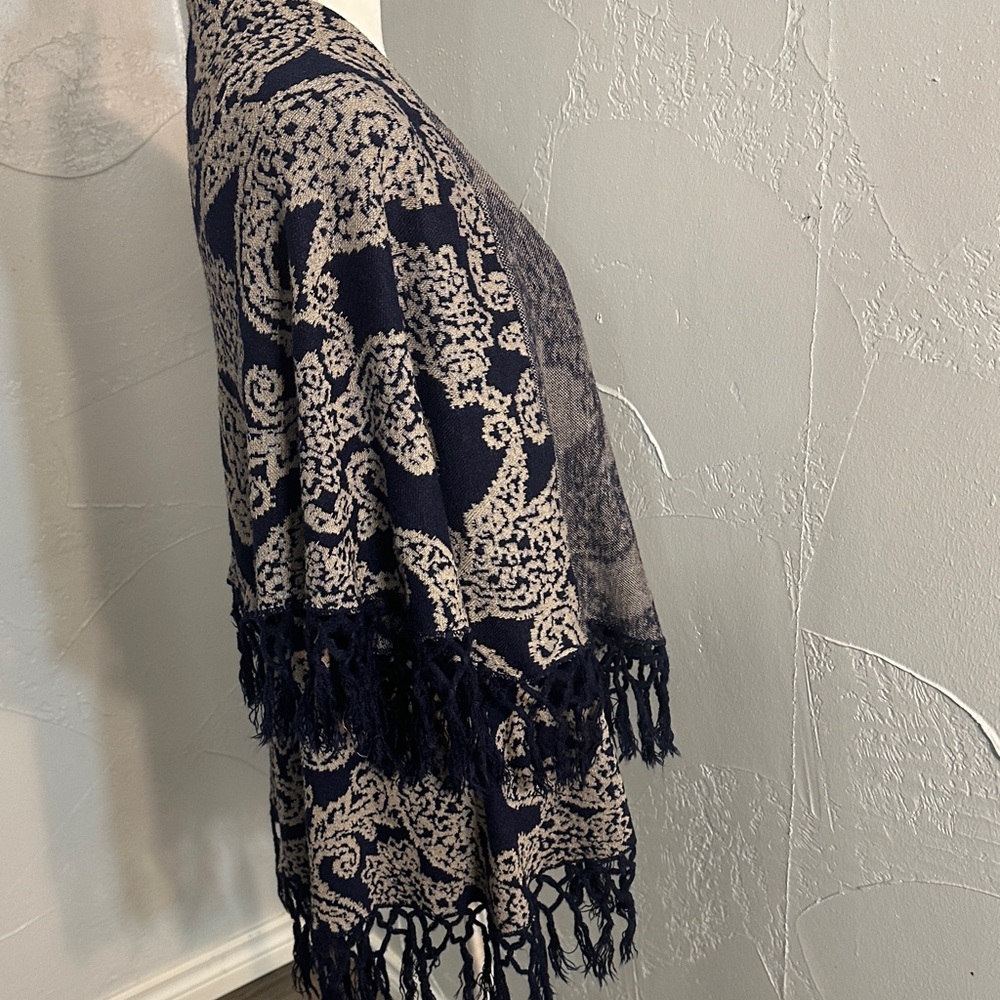 Coco + Carmen Elegant blue and Cream Patterned Cape - Picture 5 of 7